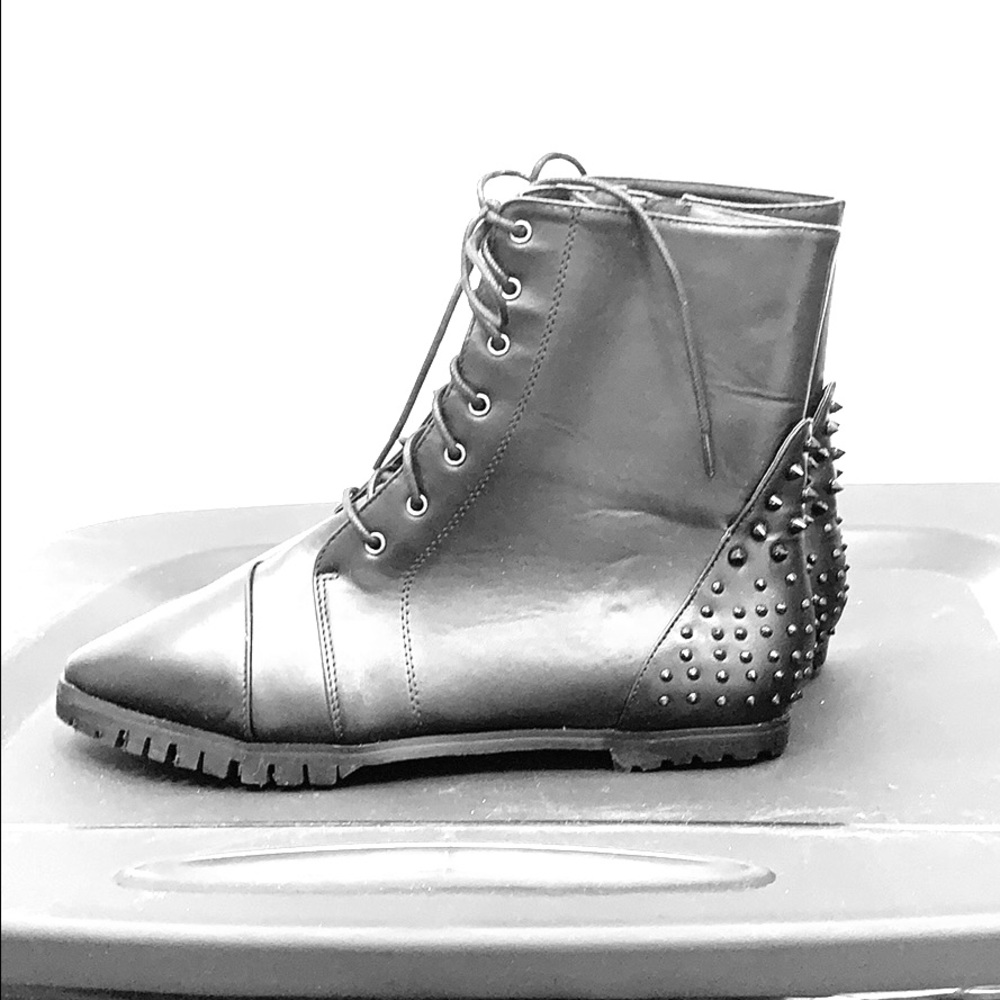 NWOT Black pointed spike boots